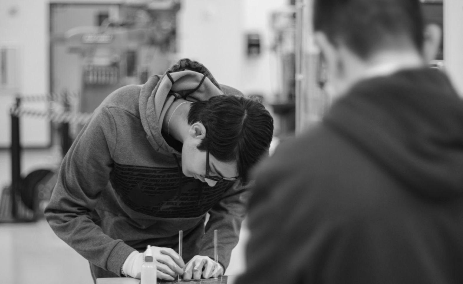 Professionnels analysant des données financières